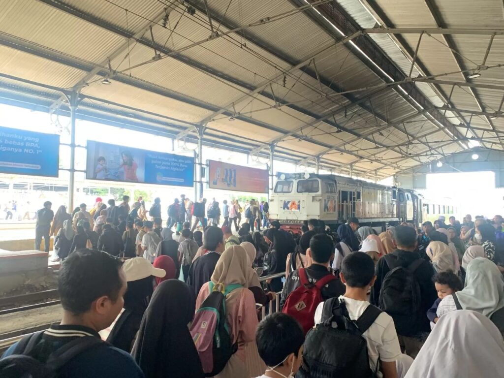KAI-Diburu-Pemudik