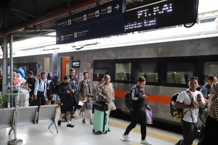 KAI-Pasar-Senen-Diserbu-3