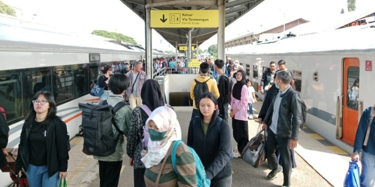 Puncak-Kedatangan-Pemudik-Terjadi-Hari-Ini-10.798-Penumpang-Tiba-1-1